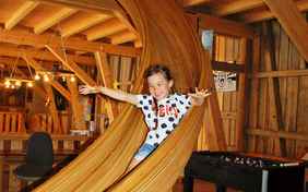 Die Spielscheune bietet auf zwei Etagen viel Platz zum Toben